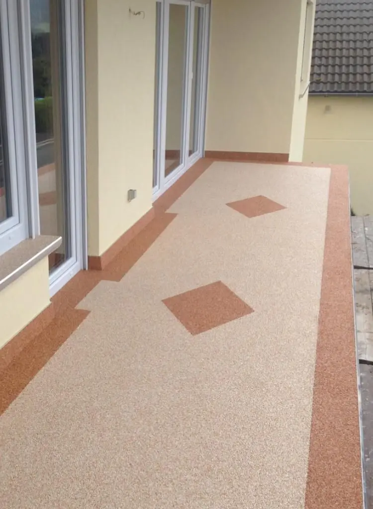 Balkon in Creme und Terrakotta mit eingelegten Rauten