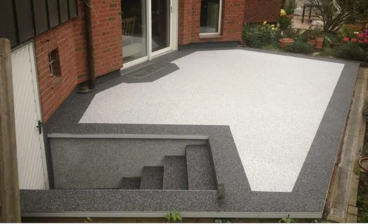 Terrasse in Anthrazit mit heller Innenfläche